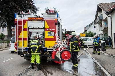 Wolfschlugen: Ford uebersieht einparkenden Nissan und stoesst mit ihm zusammen
